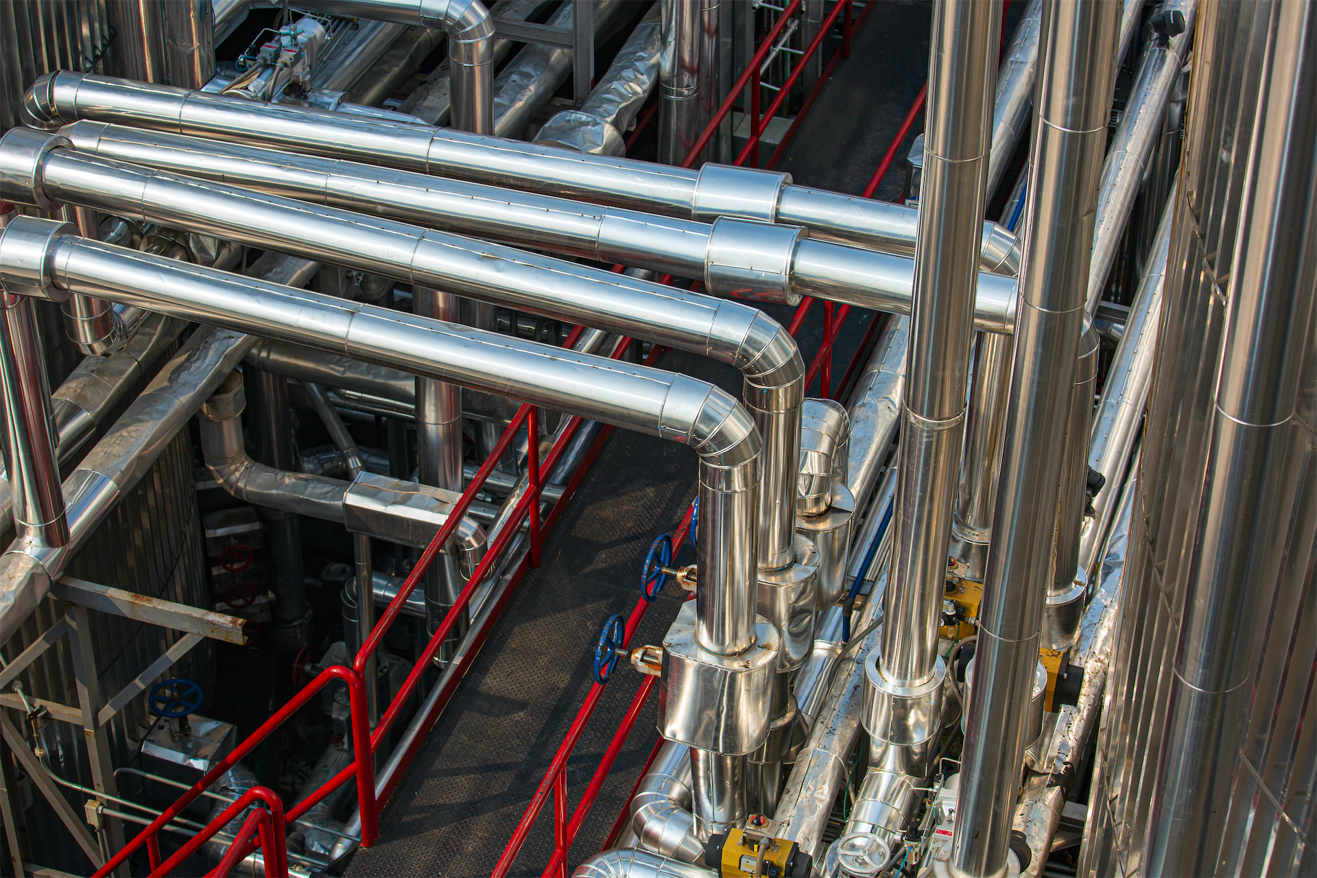 modern-tank-pipeline-chemistry-factory-with-large-shine-tanks-mixer-product-engine-oil